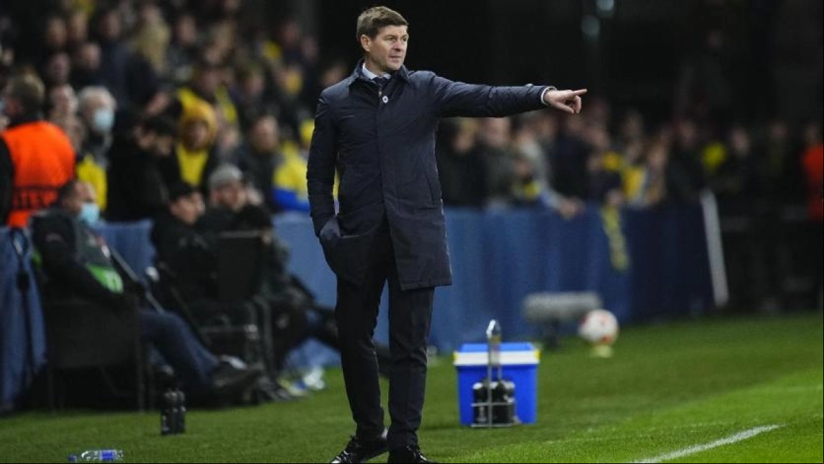 Steven Gerrard ha caído de pie en Villa Park. Foto: Getty