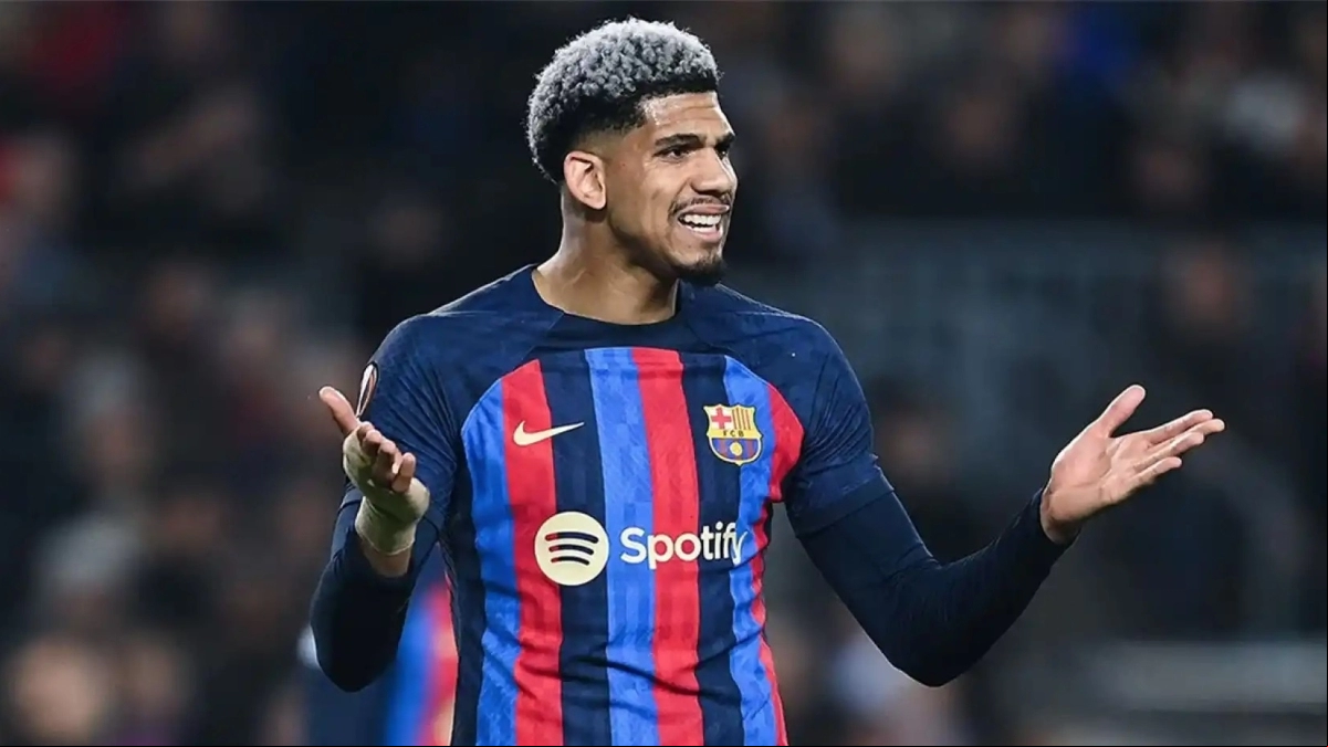 Las dos ofertas que el Barcelona ha rechazado por Araújo / Crónica global