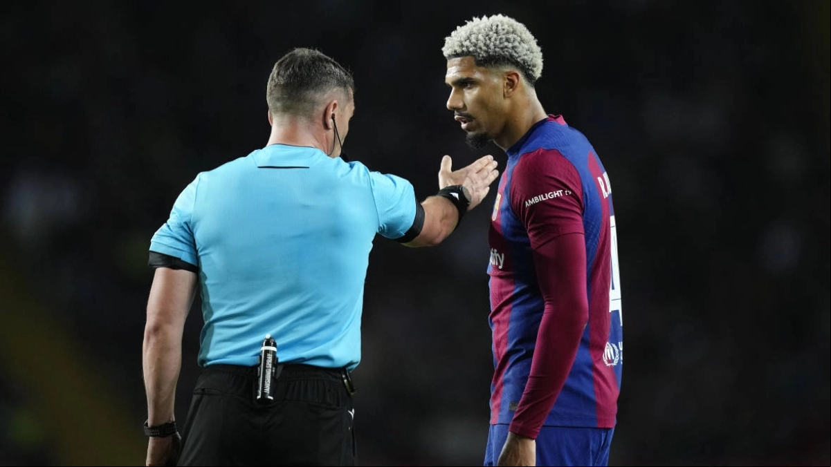 La roja que puede cambiar el futuro inmediato de Ronald Araújo