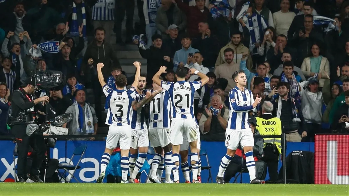 Los jugadores de la Real Sociedad celebran un gol