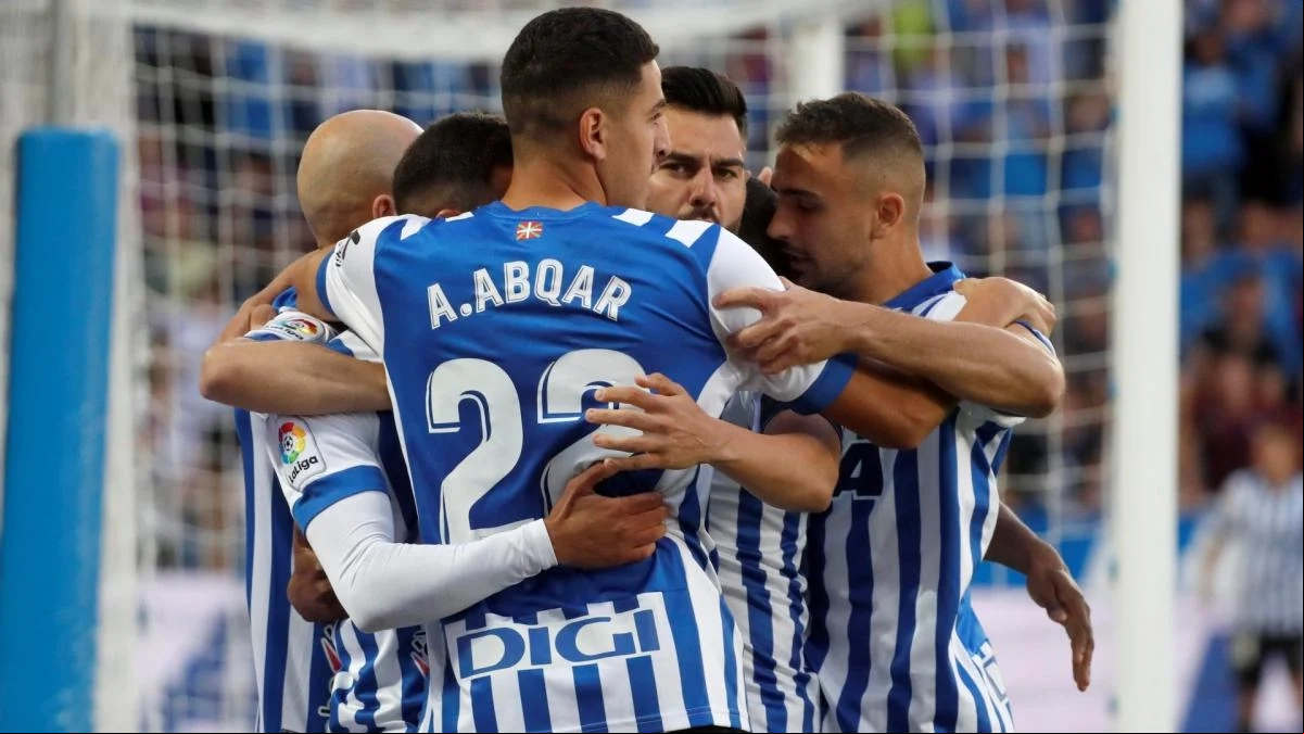 The Alavés players celebrate a goal.