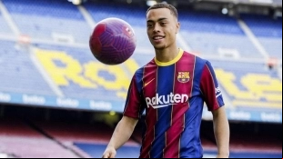 El Villarreal negocia con el Barcelona por Sergiño Dest / Goal.com