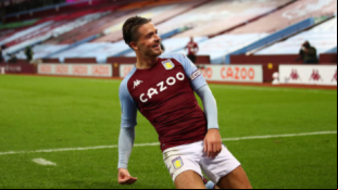 "Grealish, pendiente de Pogba./ Foto: Getty Images"