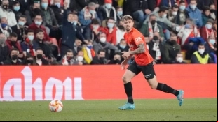 El lateral seguirá vistiendo la elástica bermellona. Foto: @RCD_Mallorca