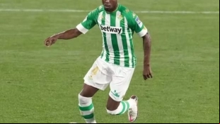 El Real Betis ya busca una salida como cedido a Paul Akouokou "Foto: OneFootball"