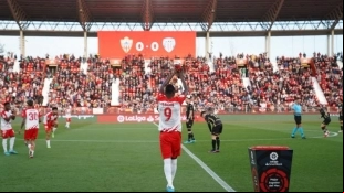 El Almería tiene varias ofertas por Umar Sadiq. Foto: @U_D_Almeria