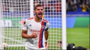 Houssem Aouar se debate entre Real Betis y AC Milan. Foto: BeSoccer