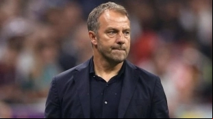 <p>Hansi Flick, Barcelona's coach, aims to sign Dani Olmo and Nico Williams.</p>