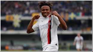 Samu Chukwueze, jugador del AC Milan que podría poner rumbo a la Premier League