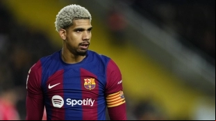 Ronald Araújo, jugador del FC Barcelona, que podría fichar por la Premier League de Inglaterra.