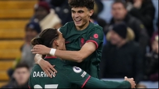 Stefan Bajcetic y Darwin Núñez celebran un gol del Liverpool