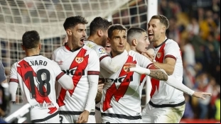 Los jugadores del Rayo Vallecano celebran un gol del equipo