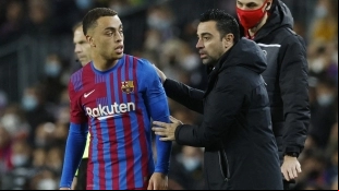 Xavi Hernández se la jugó a Sergiño Dest / Barça Universal