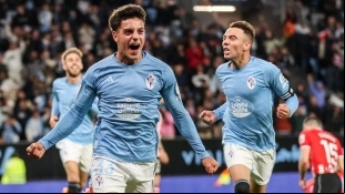 The players of Celta de Vigo score a goal.