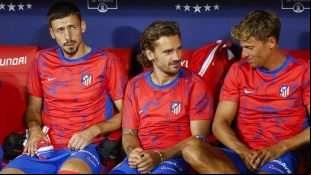 Lenglet alongside Griezmann and Llorente on the bench for Atlético de Madrid.
