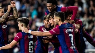 Los jugadores del Barcelona celebran un gol