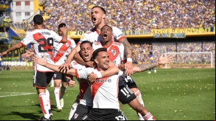 Los jugadores de River Plate celebran un gol