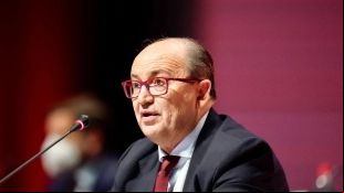 Sevilla FC insists on closing a free g.