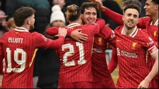 Los jugadores del Liverpool celebran un gol
