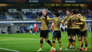 Los jugadores de la Real Sociedad celebran un gol