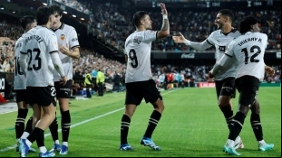 Los jugadores del Valencia celebran un gol