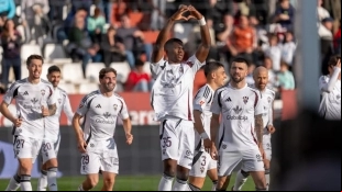 The Albacete players celebrate a goal by Kofane.