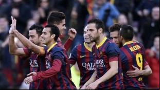 Los jugadores del Barcelona celebran un antiguo gol