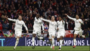 Los jugadores del Real Madrid celebran una victoria