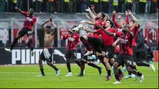 Los jugadores del Milan celebran una victoria
