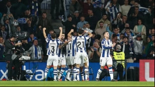 Los jugadores de la Real Sociedad celebran un gol