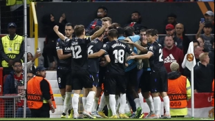 Los jugadores de la Real Sociedad celebran un gol
