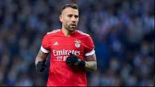 Otamendi could continue at Benfica / Daily Mail