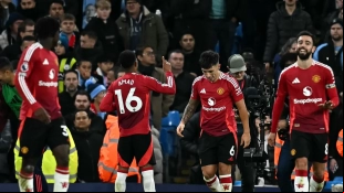 <p>The players of Manchester United celebrate a goal.</p>