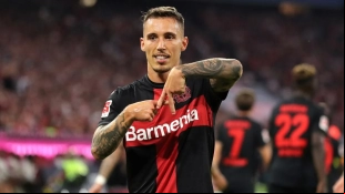 Grimaldo celebra un gol anotado con el Bayer Leverkusen