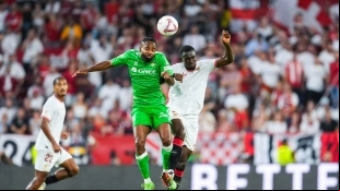 Betis y Sevilla se pelean por un jugador del Valencia
