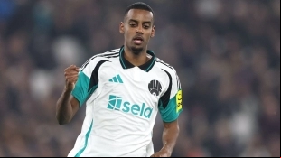 Alexander Isak, delantero del Newcastle que podría salir del club