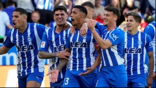 Los jugadores del Alavés celebran un gol