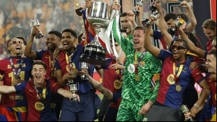 Los jugadores del Barcelona celebran la Copa del Rey