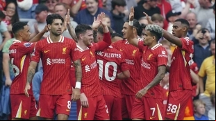 The players of Liverpool celebrate a goal.