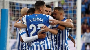 The Alavés players celebrate a goal.